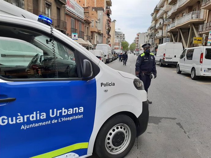Archivo - Una patrulla de la Guardia Urbana de l'Hospitalet de Llobregat (Barcelona).
