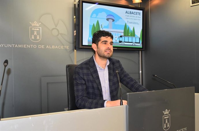 El edil de Movilidad de Albacete, José González, en rueda de prensa.
