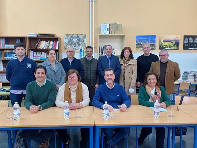 El delegado territorial de Desarrollo Educativo y Formación Profesional, José Francisco Viso (de pie, cuarto por la dcha.), en su encuentro con directores.