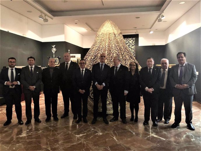 El alcalde de Sevilla y el presidente del Consejo de HHy CC, entre otros, en la inauguración oficial de la muestra de estrenos y restauraciones de la Semana Santa, en el Círculo Mercantil.