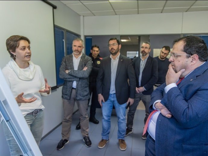 El conseller Joan Ignasi Elena y el alcalde de La Seu d'Urgell, Francesc Viaplana, han presentado el proyecto de mejora de la eficiencia energética para la comisaría de Mossos d'Esquadra.