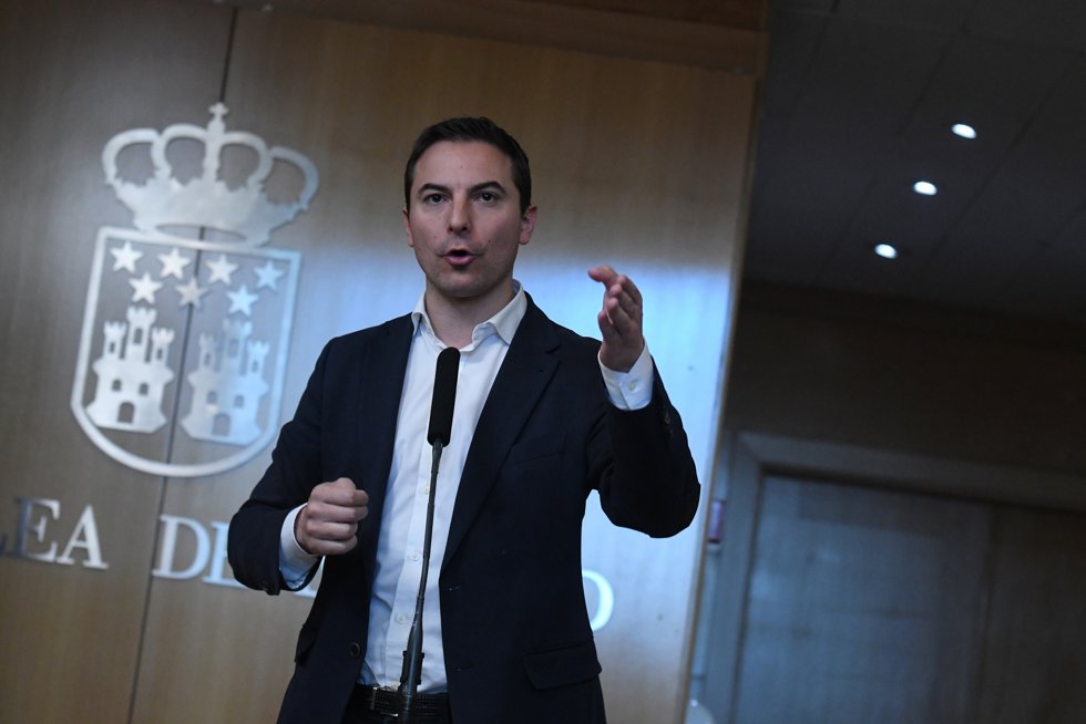 El secretario general de los socialistas madrileños y portavoz del PSOE en la Asamblea, Juan Lobato, comparece durante un pleno en la Asamblea de Madrid, a 16 de febrero de 2023, en Madrid (España).