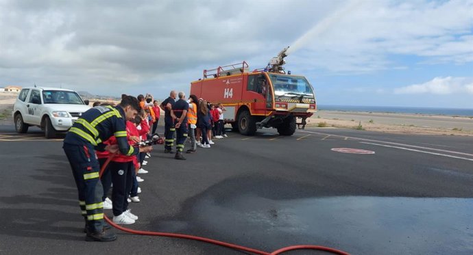 Visita de niños del colegio Sagrado Corazón al aeropuerto de Fuerteventura