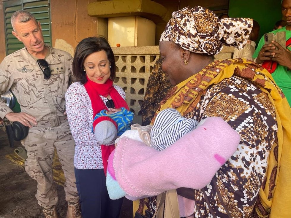 La ministra de Defensa, Margarita Robles, en un orfanato de Bamako (Malí)