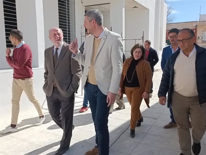 El presidente de la Diputación y el alcalde de Fuentes de Andalucía visitan los proyectos que se acometen en la localidad con fondos provinciales.
