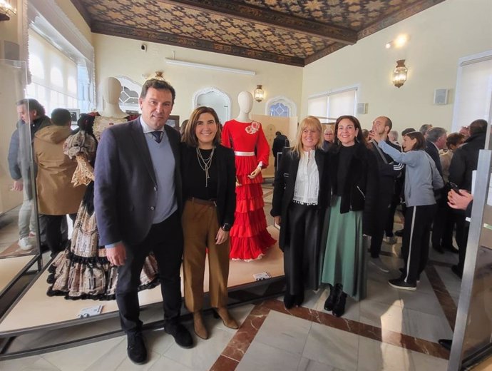 Autoridades con la artesana y diseñadora de moda flamenca María del Carmen Vega Bernal.
