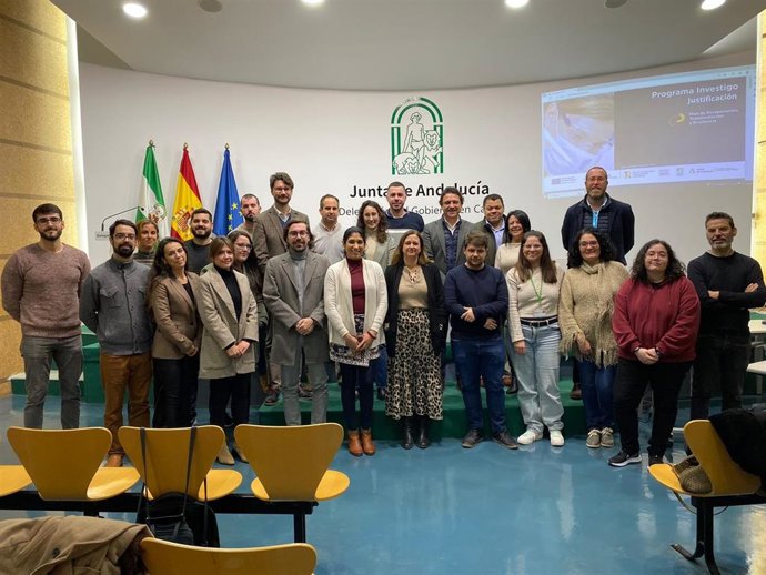 Daniel Sánchez con beneficiarios del programa Investigo.