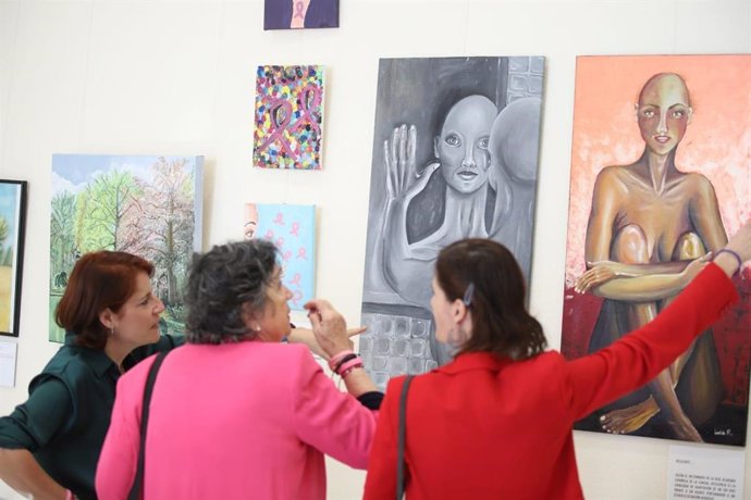 Exposición sigo siendo yo promovida por Ámate y que se muestra en el Parlamento de Canarias