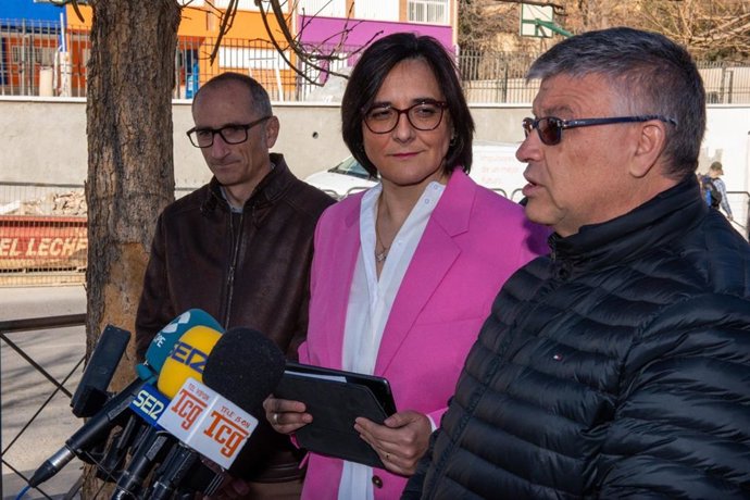 La delegada de Desarrollo Educativo y Formación Profesional, María José Martín, visita Guadix.
