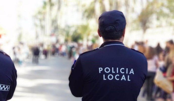 Archivo - Imagen de un agente de la Policía Local de Elche.