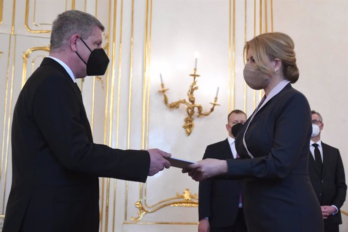 Archivo - 01 April 2021, Slovakia, Bratislava: Slovak President Zuzana Caputova (R) hands documents to Minister of Health Vladimir Lengvarsky, during the appointment of the new government of the Slovak Republic at the Presidential Palace. Photo: Martin 