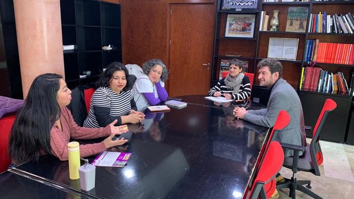 El regidor de Justicia Social, Feminismo y LGTBI+, Alberto Jarabo, y la directora general del área, Meritxell Esquirol, durante la reunión con las tres activistas.