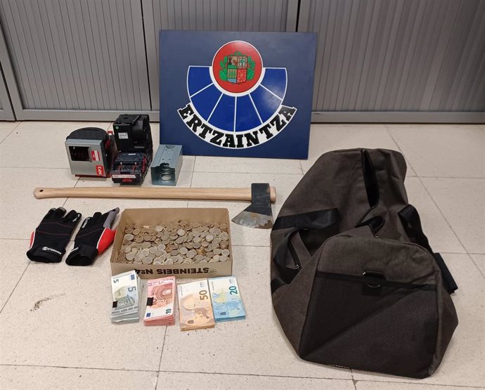 Material econtrado tras el arresto de un hombre por robar en un establecimiento utilizando un hacha para romper el escaparate