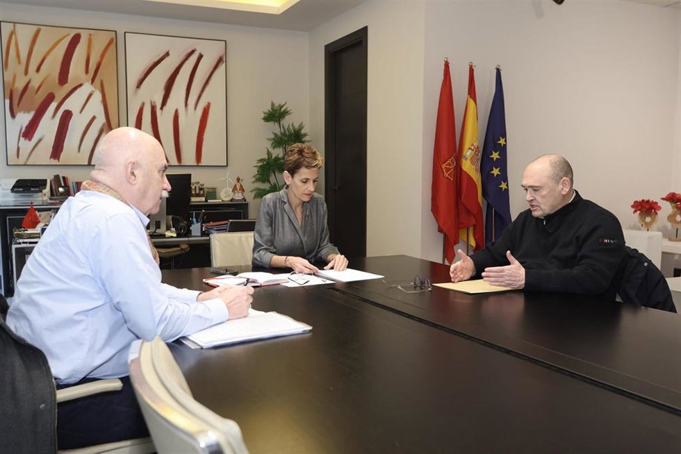 Un momento de la reunión entre la Presidenta Chivite, el vicepresidente Aierdi y el arquitecto Patxi Mangado.