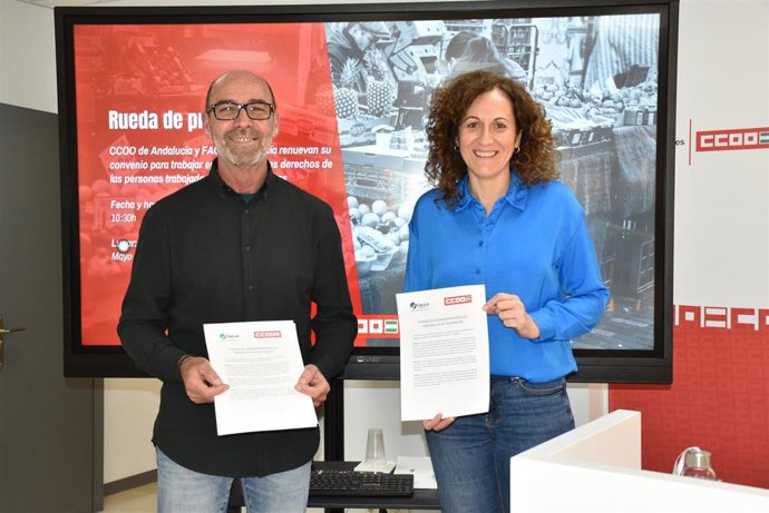 La secretaria de CCOO-A, Nuria López, y el presidente de Facua-A, Manuel Baus, tras la firma del convenio de colaboración.