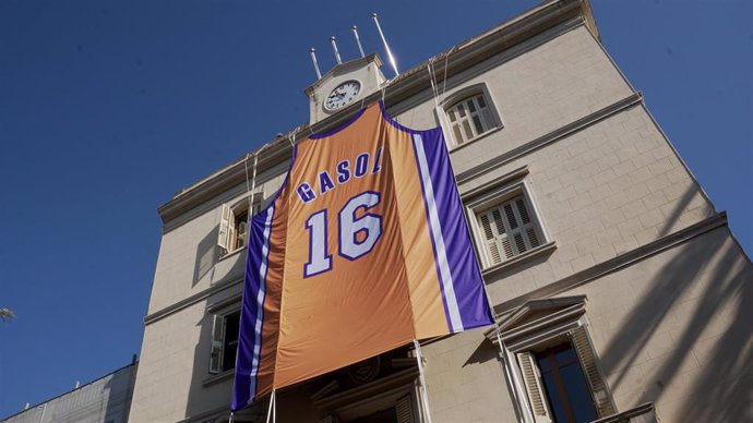 Camiseta gigante de Pau Gasol de Los Angeles Lakers en la fachada del Ayuntamiento de Sant Boi de Llobregat