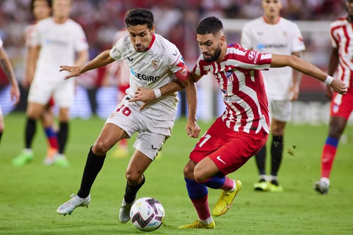 Archivo - Jesús Navas (Sevilla FC) y Yannick Carrasco (Atlético de Madrid) disputan un balón en el partido de LaLiga Santander 2022-2023 en el Estadio Ramón Sánchez-Pizjuan.