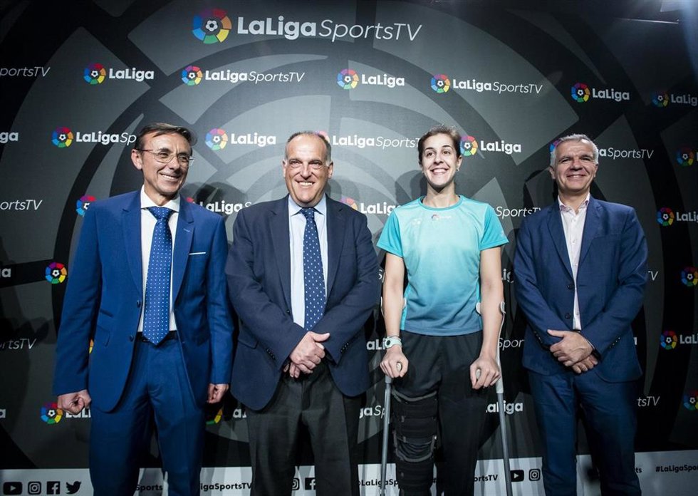 Archivo - El presidente de LaLiga, Javier Tebas, con el presidente de la ADESP, José Hidalgo, Carolina Marín y Celestino García (Samsung).