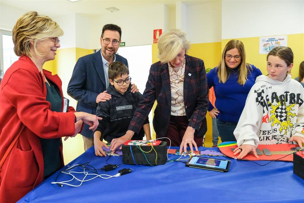 La consejera de Educación y Formación Profesional, Marina Lombó, visita el centro educativo en Colindres en el que se desarrolla el programa de innovación tecnológica educativa DigiCraft.