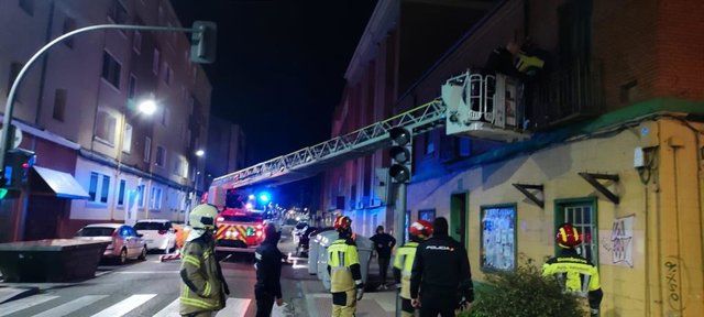 Los Bomberos de Valladolid rescatan a un joven que había intentado entrar en una vivienda por el balcón en la vallisoletana calle Esperanza en su confluencia con la calle Goya