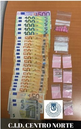 Dinero y sustancias intervenidas al vehículo interceptado en Centro Norte por los agentes.