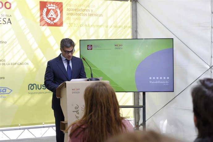 El presidente de los Aparejadores, José Manuel Flores, en la clausura de la muestra 'Rehabilitaverde Sevilla 2023'.