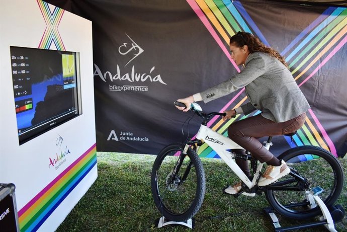 La directora general de Eventos e Instalaciones Deportivas, Isabel Sánchez, en una bicicleta.