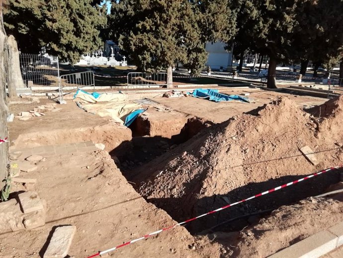 Archivo - Trabajos de exhumación en fosas comunes del Cementerio de la Salud de Córdoba, en una imagen de archivo.