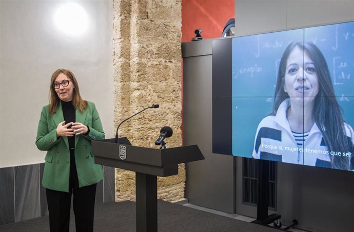 La concejala de Mujer, Virginia Barrera, presentando la campaña 'Mujeres tenemos que ser. Únete al 8M con nosotras' del Ayuntamiento de San Fernando (Cádiz)