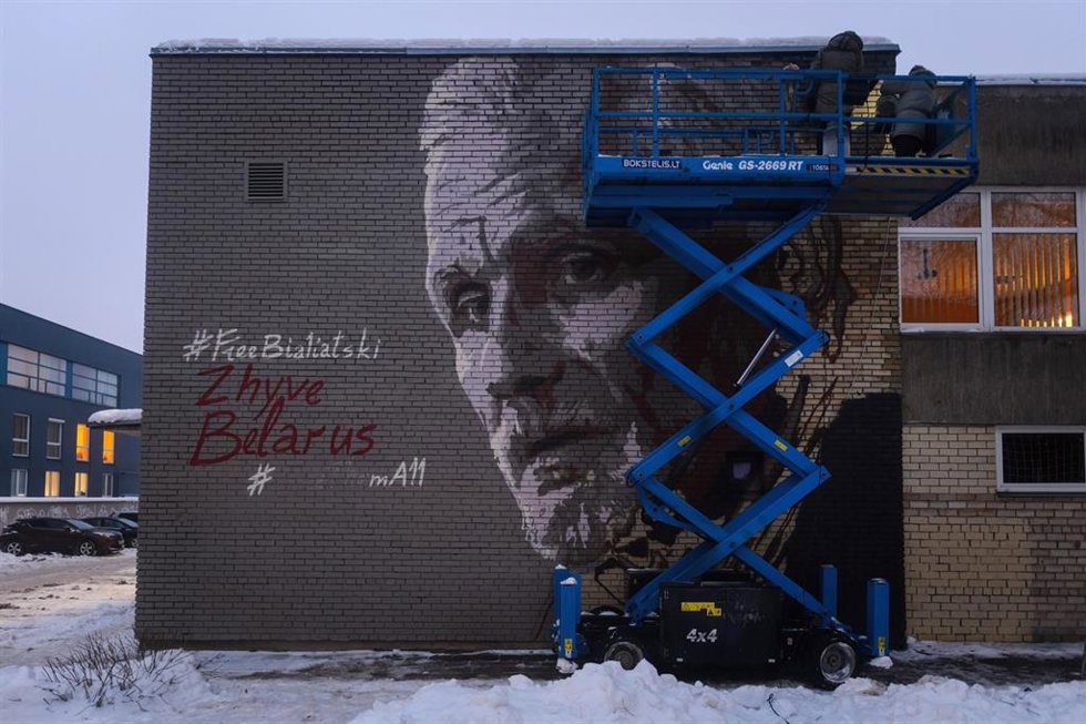 Archivo - Mural en Vilna (Lituania) en homenaje al opositor bielorruso Ales Bialiatski