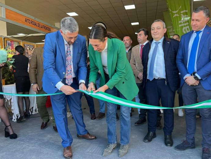 La consejera de Inclusión Social, Juventud, Familias e Igualdad, Loles López, ha inaugurado este viernes en Rosal de la Frontera (Huelva) la Feria Internacional de la Caza (FICAR) 2023.