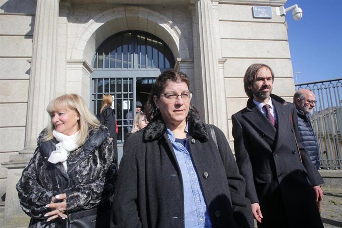 La cuñada de Esteban, La hermana de Elena y el abogado de la acusación, Gerardo Pardo de Vera, a su salida de la jornada de conclusiones del juicio del doble crimen de O Ceao, en la Audiencia Provincial de Lugo, a 10 de febrero de 2023, en Lugo.