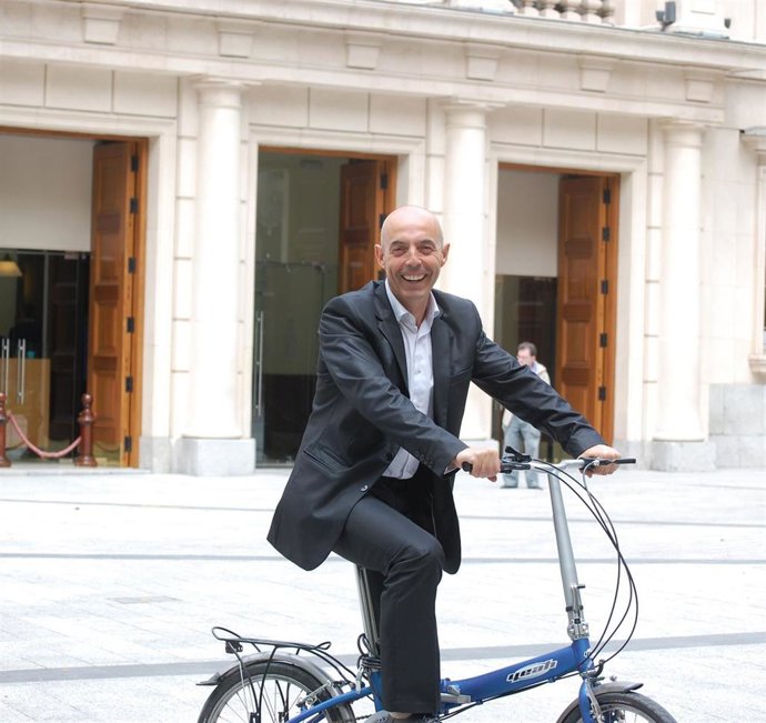 Archivo - Antonio Hurtado en bicicleta, en una imagen de archivo.