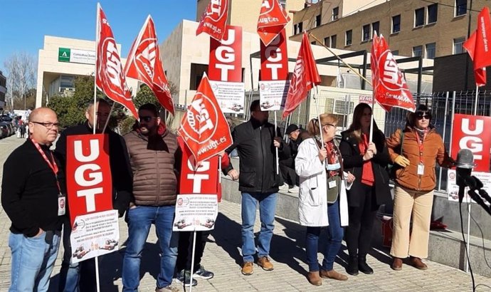 Concentracion de sindicalistas de UGT ante el Hospital de Pozoblanco para reclamar el cumplimiento del convenio en el servicio provincial de ambulancias