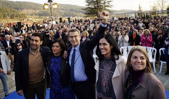 El presidente del Partido Popular, Albero Núñez Feijóo (3i), y la  alcaldesa de Mos, Nidia Arévalo (2i), durante su presentación como candidata del PP a las próximas elecciones de Mos, a 3 de marzo de 2023, en Mos, Pontevedra, Galicia (España). 