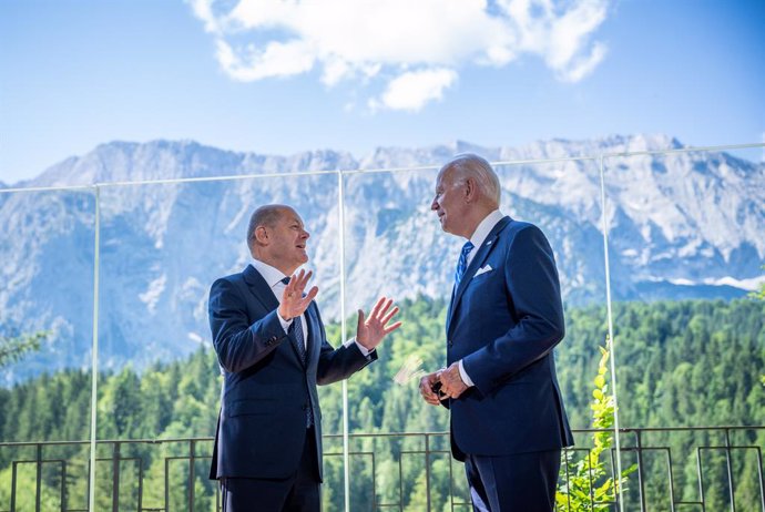 Archivo - 26 June 2022, Bavaria, Elmau: German Chancellor Olaf Scholz (L) speaks with US President Joe Biden during their meeting before the start of the G7 summit at the Schloss Elmau. Photo: Michael Kappeler/dpa