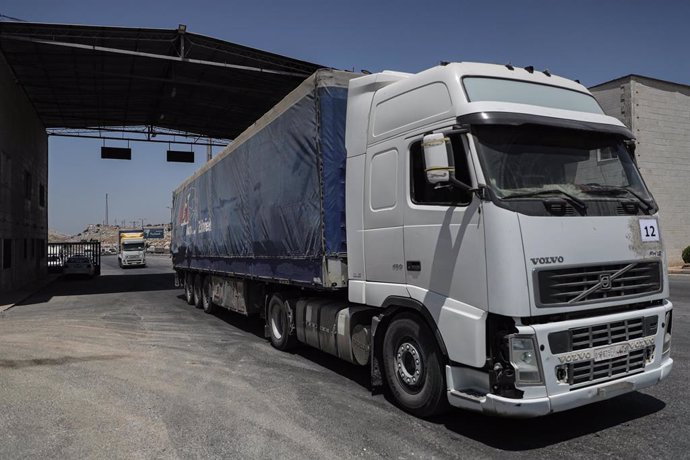 Archivo - Camiones cargados con ayuda humanitaria proporcionada por la organización Programa Mundial de Alimentos entran desde Turquía en los territorios del noroeste de Siria