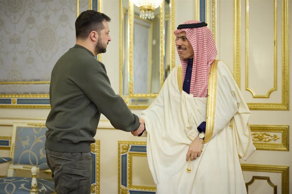 Archivo - El presidente de Ucrania, Volodimir Zelenski, con el ministro de Exteriores de Arabia Saudí, Faisal bin Farhan Al-Saud