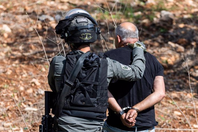 Policía israelí detiene a un manifestante en Huwara (Cisjordania) 
