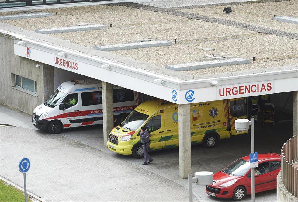 Archivo - Aparcamiento de Urgencias del Hospital Universitario Marqués de Valdecilla.- Archivo