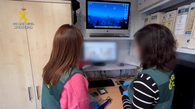 Efectivos de la Benemérita, especializados en Policía Judicial y pertenecientes al Equipo de Mujer y Menor (EMUME)