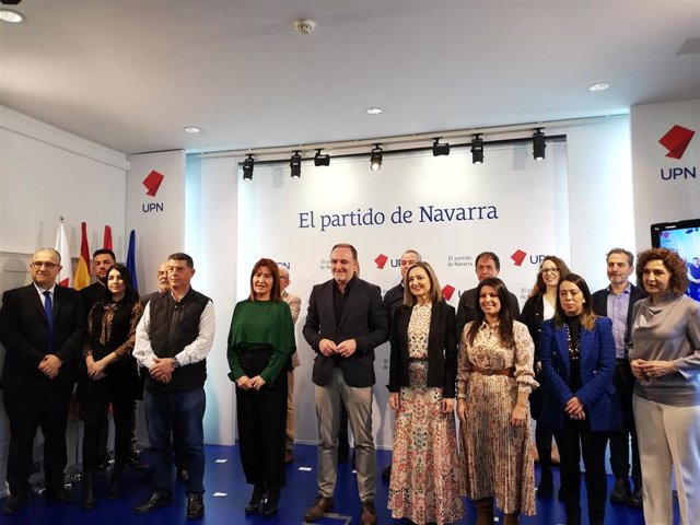 Javier Esparza, presidente de UPN, con los candidatos del partido a las elecciones municipales de mayo en Pamplona y Comarca