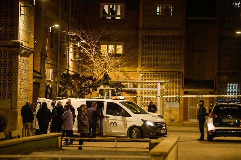 Una furgoneta funeraria, a 3 de marzo de 2023,  frente a la vivienda donde se ha producido el asesinato, en Villanueva de Gállego, Zaragoza.
