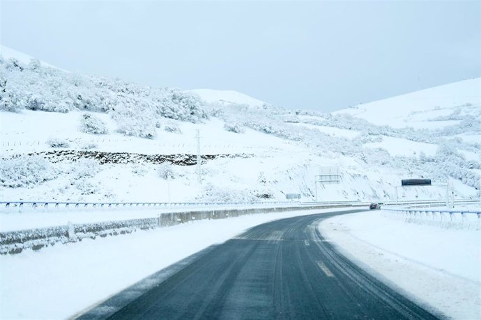 Archivo - Una carretera cubierta de nieve, a 18 de enero de 2023, en Cantabria (España).- Archivo
