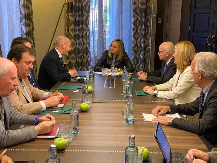 Marifrán Carazo agradece la colaboración de los ingenieros en el desarrollo del Plan Ecovivienda