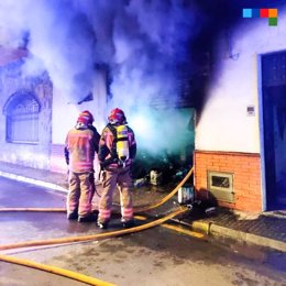 Rescatan a un hombre refugiado en el tejado de su vivienda en llamas en Castelló