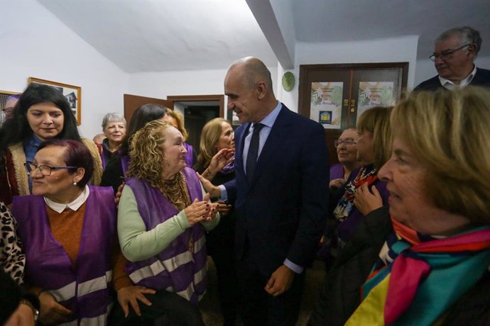 El alcalde de Sevilla, Antonio Muñoz, en su visita  a la Asociación de Mujeres Las Moradas