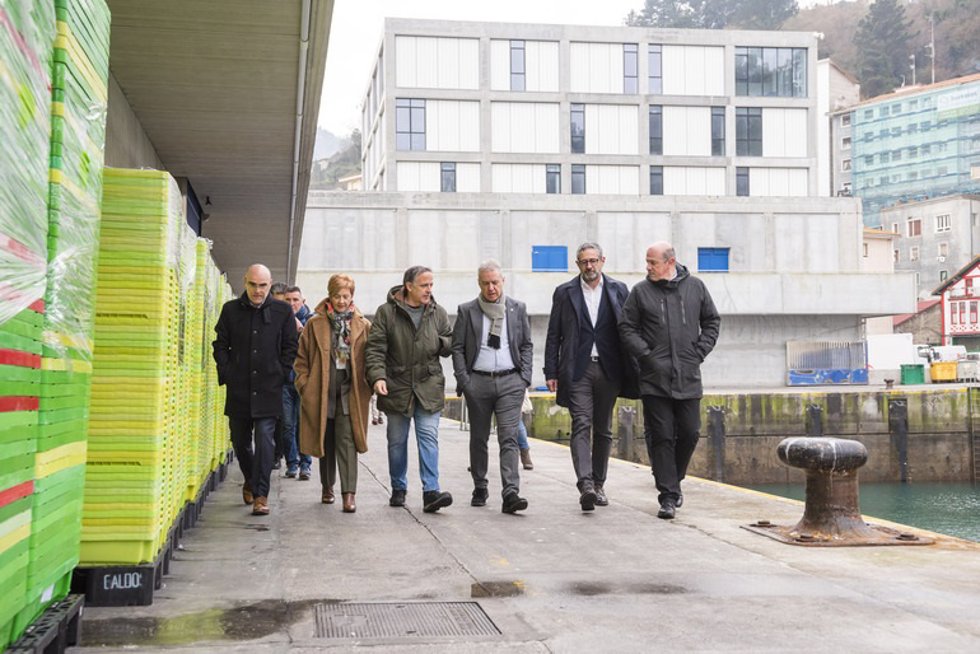 El Lehendakari,Iñigo Urkullu,en el Puerto de Ondarroa (Bizkaia), con la consejera Arantxa Tapia