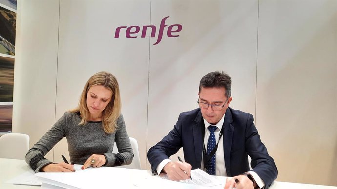 Archivo - El director del Área de Negocio de Cercanías y Otros Servicios Públicos de Renfe, José Ignacio Rodríguez, y la alcaldesa de Sigüenza, María Jesús Merino, firman un acuerdo en Fitur, Ifema.