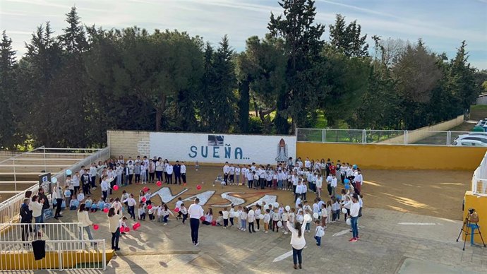 Sevilla.- Sustitución.- Niños del colegio Señora del Carmen celebran una videollamada con los astronautas españoles